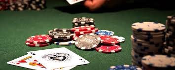 Meja poker langsung dengan dealer profesional di studio vivalavida88